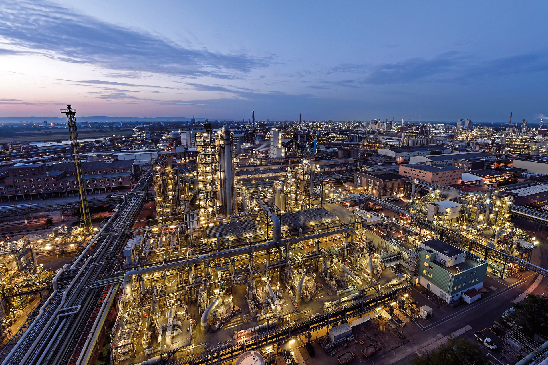 The world’s largest integrated chemical complex in the world: Ludwigshafen Verbund Site (BASF SE)   The world’s largest integrated chemical complex in the world: Ludwigshafen Verbund Site (BASF SE)
